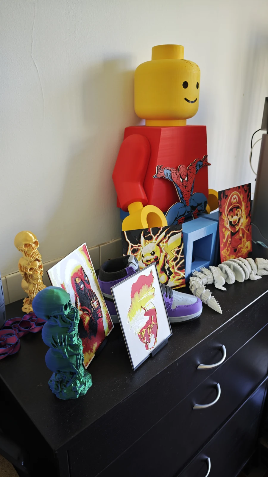 Créations 3D imprimées dans l'atelier YaCa — Lego Mario géant, Spiderman, crânes et figurines